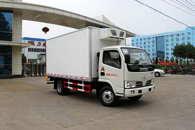东风多利卡冷藏车（厢长3.2米）1.88吨